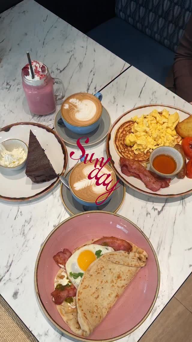 Take a moment to relax this bank holiday weekend, enjoy a cup of coffee, and treat yourself to a delightful brunch at @jamaicablueuk 💙The perfect spot for delicious food and great coffee#brunch #jamaicablue #sping #foodie #dayout