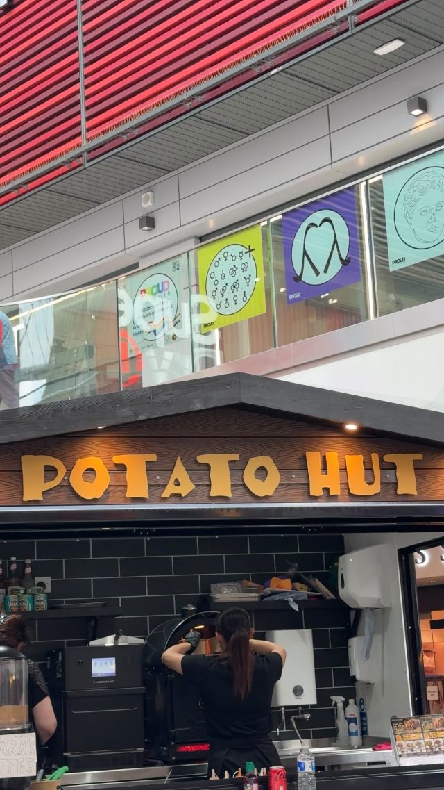 If you’re in the centre, you’ve got to check out @potatohutwatford — their loaded spuds are on another level 🥔😌Build your own with classic toppings or go straight for their signature flavoursWe tried the chicken fajita, baked bean melt and chilli con carne… and honestly, they were so good 🔥It’s a limited‑time menu, so head down before it’s gone📍Charter Place#spud #loadedpotato #harlequinwatford #foodie #foodfinds